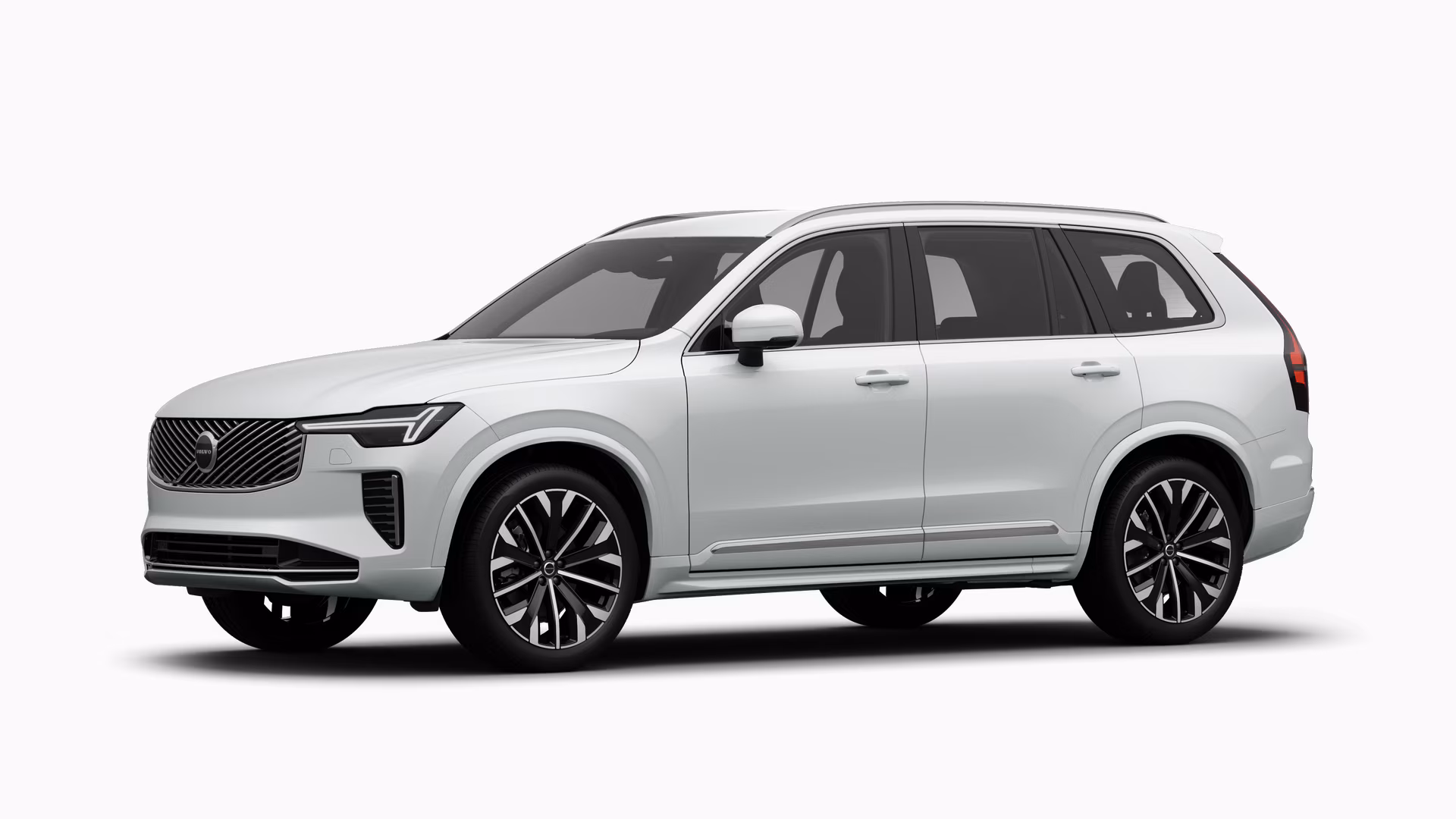 Экстерьер автомобиля Volvo в три четверти, однотонный студийный фон.