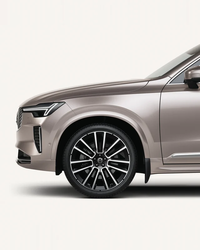 Передняя половина Volvo XC90 в белой студии. 