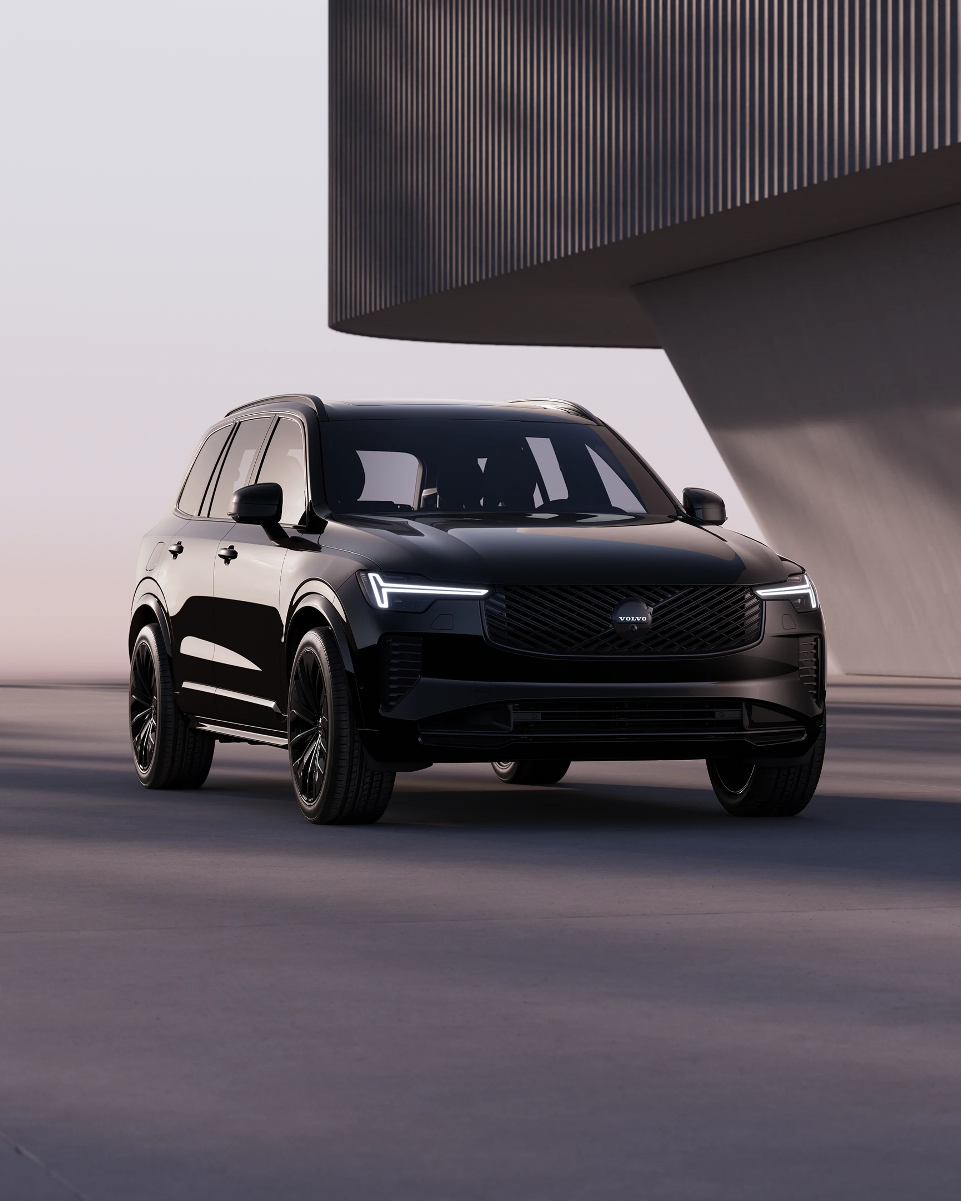 Вид спереди на мягкий гибрид XC90 Чёрная серия