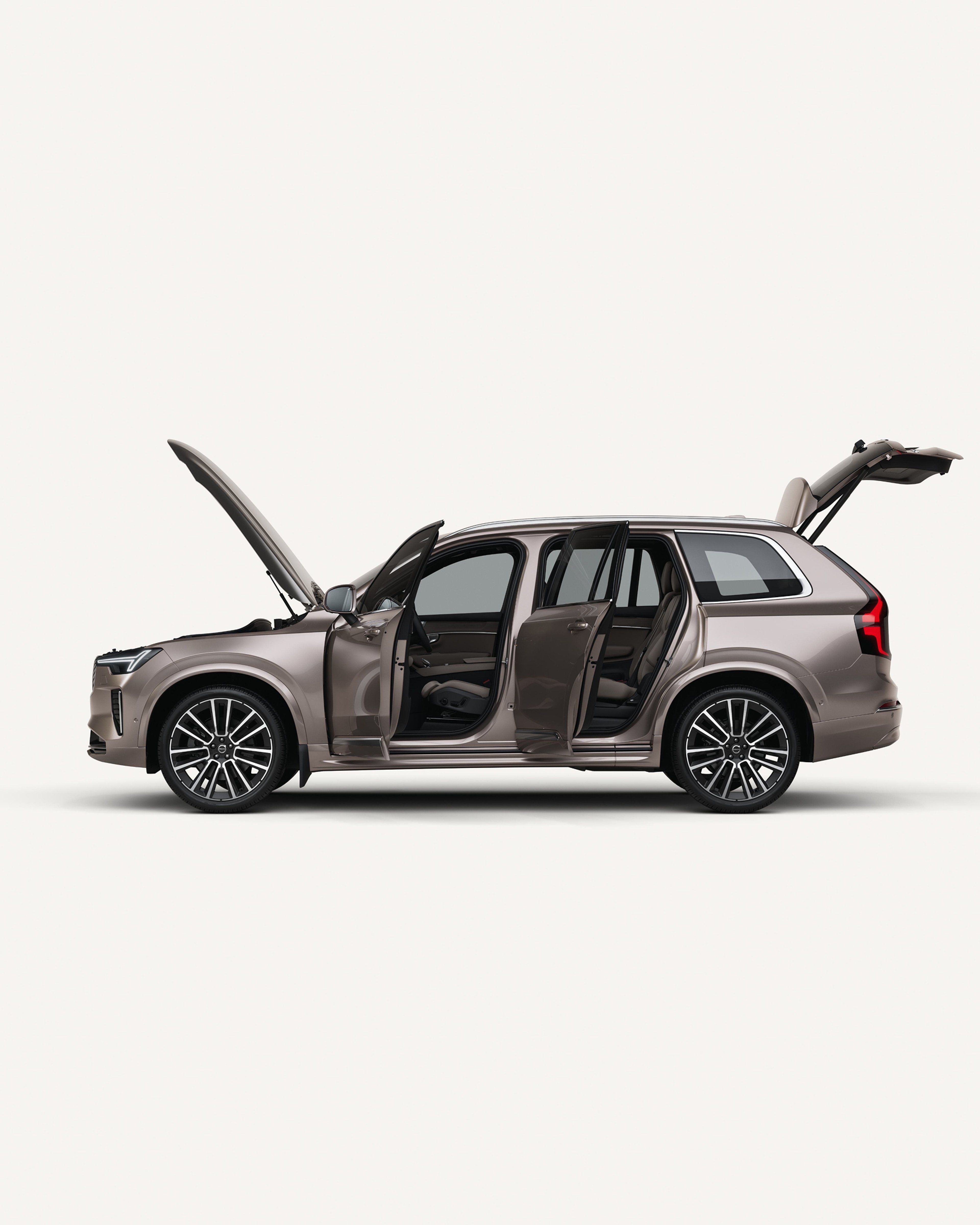 Вид сбоку на Volvo [ModelName + FuelType] с открытым капотом, дверями и багажником в белой студии.