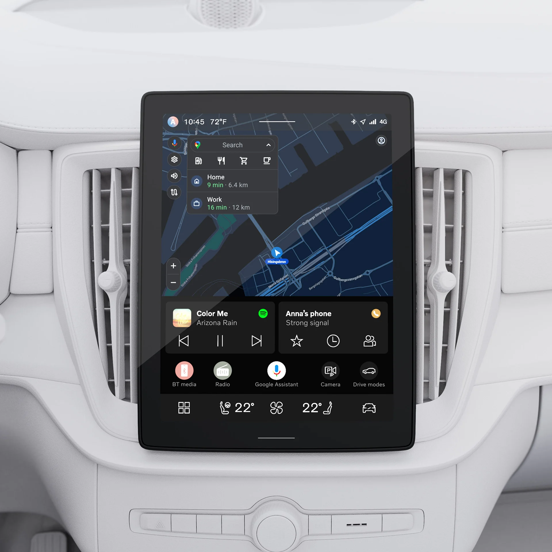 Крупный план центрального дисплея Volvo XC90, включая карты и элементы управления мультимедиа.