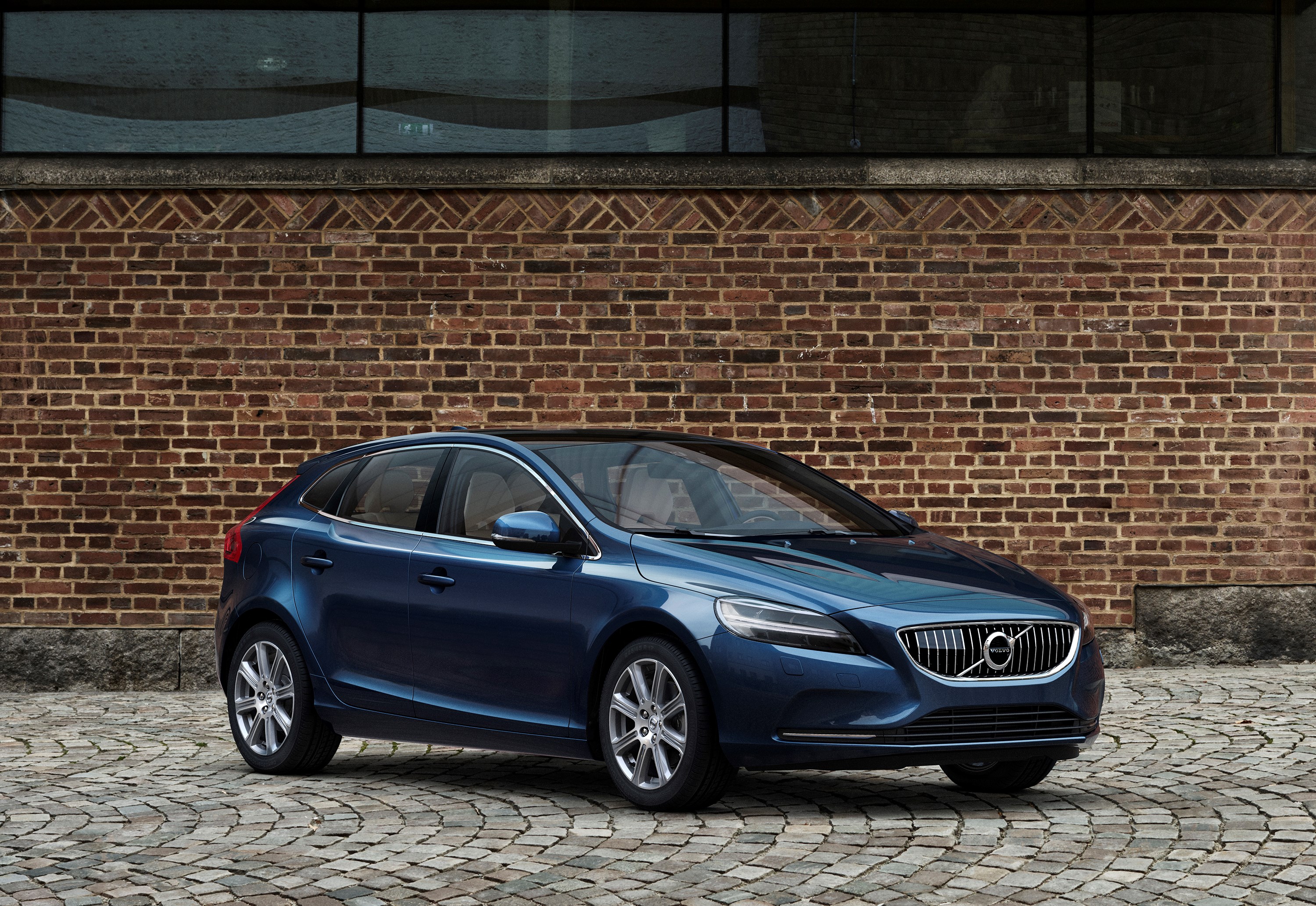 Volvo_V40_T5_Inscription_Location_3_4_Front.jpg