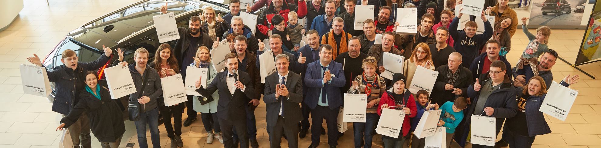 Команда Volvo M1 с клиентами в шоу-руме дилерского центра